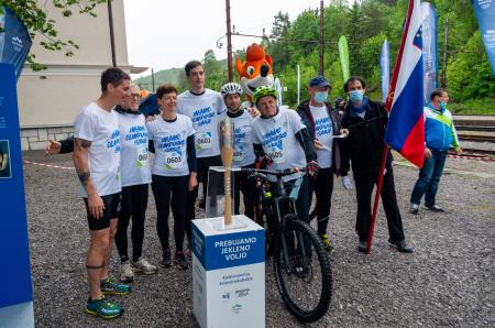 KLJUB KISLEMU VREMENU JE SLOVENSKA OLIMPIJSKA BAKLA V BOROVNICO PRINESLA OLIMPIJSKI ŽAR 11